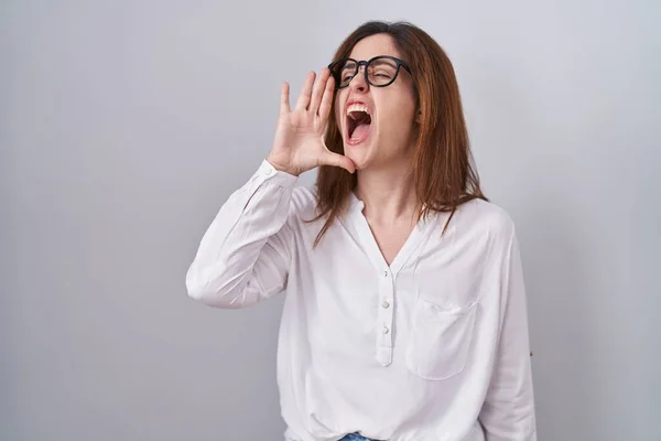 Brunette Woman Standing White Isolated Background Shouting Screaming Loud Side — Stock Photo, Image
