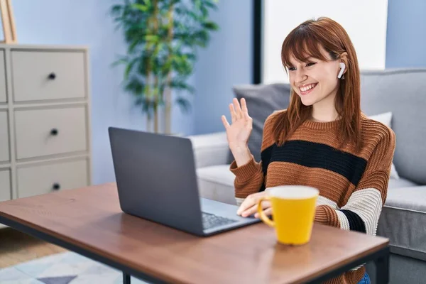 若いです美しい女性を使用してコンピュータのラップトップを行うビデオ通話見て正と幸せな立ちと笑顔で自信を持って笑顔を示す歯 — ストック写真
