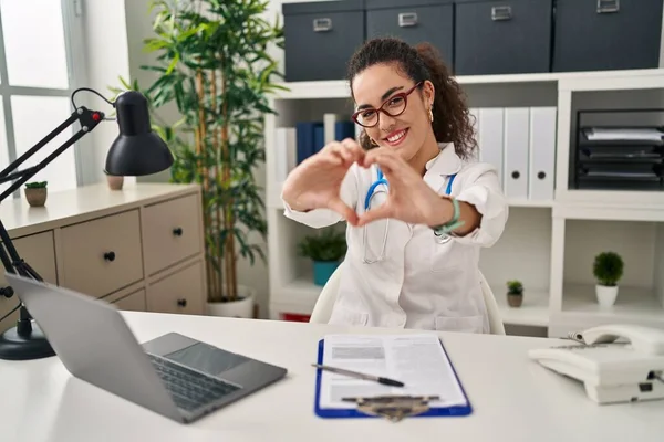 Ung Latinamerikansk Kvinna Klädd Läkaruniform Och Stetoskop Leende Kärlek Gör — Stockfoto