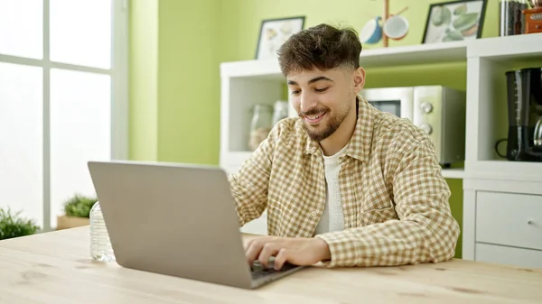 Jonge Arabier Man Met Behulp Van Laptop Zittend Tafel Thuis — Stockfoto