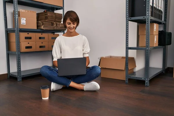 Young Beautiful Hispanic Woman Ecommerce Business Worker Using Laptop Sitting — Stok fotoğraf
