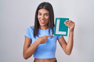 Esmer genç bir kadın. Yeni sürücü için imzalıyorum. Gülümsüyorum. 