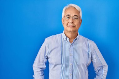 Gözlük takan son sınıf öğrencisi. Yüzünde ciddi bir ifadeyle rahatlamış. Basit ve doğal bir şekilde kameraya bakıyorsun.. 