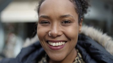 Sokakta kendine güvenen Afrikalı Amerikalı kadın gülümsüyor