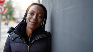 Sokakta kendine güvenen Afrikalı Amerikalı kadın gülümsüyor