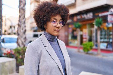 Afro-Amerikan kadın yöneticiler sokakta rahatça duruyorlar.