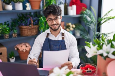 Çiçekçide kendine güvenen genç İspanyol çiçekçi.