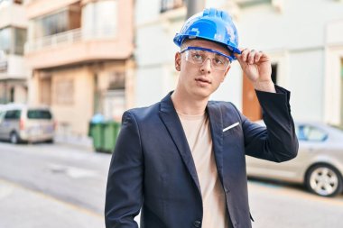 Sokakta duran genç İspanyol mimar.