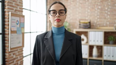 Ofiste ciddi yüzlü, güzel İspanyol bir iş adamı.