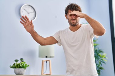 Genç adamın evde başı dönüyor.