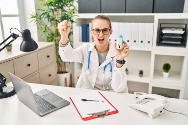 Üniforma ve steteskop giyen genç doktor kızgın ve sinirli bağırıyor, öfkeyle bağırıyor ve el kaldırıyor. 