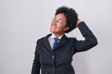 Kıvırcık saçlı, iş ceketi ve gözlüklü, kendine güvenen, el hareketleriyle saçlarına dokunan çekici ve şık görünümlü güzel bir afrikalı kadın. 