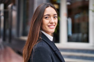 Sokakta kendine güvenen güzel İspanyol bir kadın.