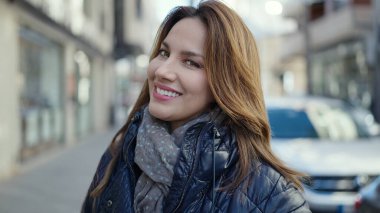 Sokakta kendine güvenen güzel İspanyol bir kadın.