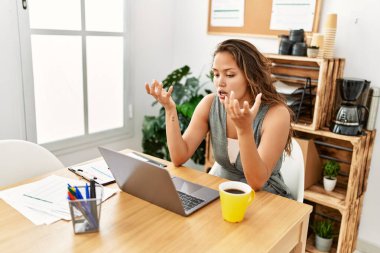 Genç ve güzel İspanyol iş kadını ofiste video görüşmesi yapıyor.