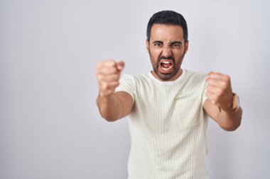 Sakallı İspanyol bir adam öfkeli ve öfkeliydi. Öfkeyle bağırırken yumruklarını kaldırıyordu. öfke ve agresif konsept. 