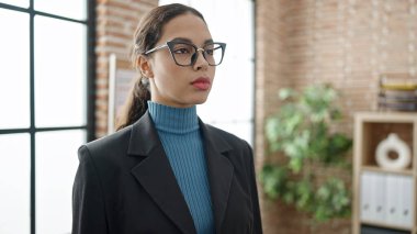 Ofiste ciddi yüzlü, güzel İspanyol bir iş adamı.