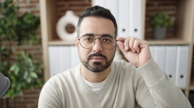 Genç İspanyol iş adamı ofiste rahat bir ifadeyle oturuyor.