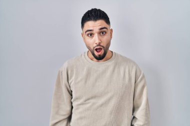 Genç ve yakışıklı bir adam şok olmuş bir yüz ifadesiyle izole edilmiş, şüpheci ve alaycı, ağzı açık bir şekilde şaşırmış görünüyor. 