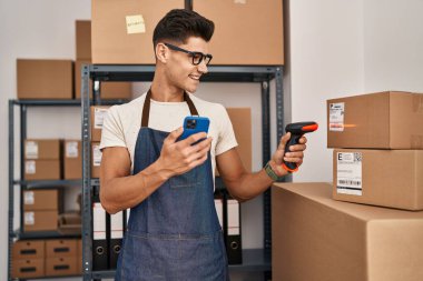 Genç İspanyol adam ecommerce iş adamı ofiste tarama paketi