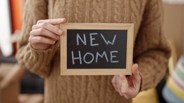 Yeni evinde tahtası olan güzel İspanyol bir kadın.