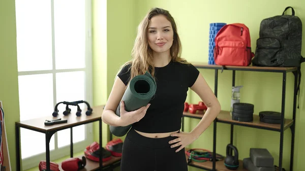 Genç Güzel Spanyol Kadın Gülümsüyor Spor Merkezinde Yoga Minderi Tutuyor — Stok fotoğraf