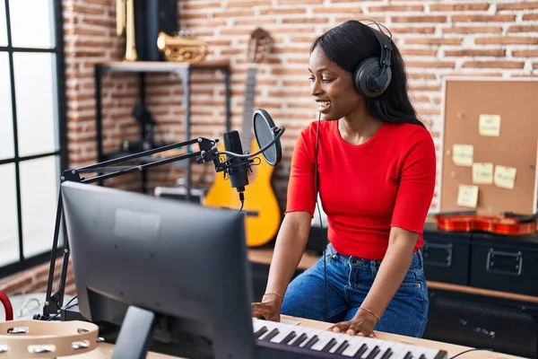 Joven Mujer Afroamericana Músico Tocando Teclado Piano Estudio Música —  Fotos de Stock