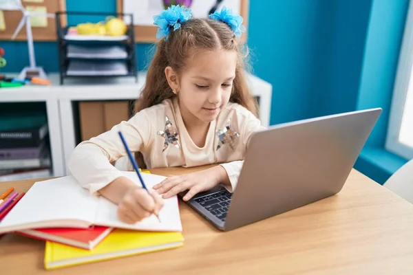 Adorável Estudante Caucasiano Usando Laptop Escrita Notebook Escritório — Fotografia de Stock