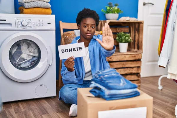 Африканская Американка Пожертвование Одежды Открытой Рукой Делать Стоп Знак Серьезным — стоковое фото