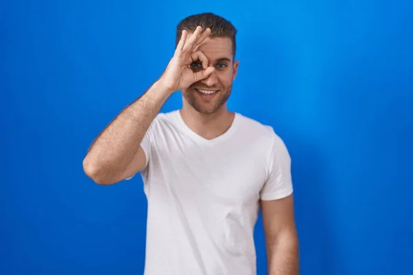 Young Caucasian Man Standing Blue Background Doing Gesture Hand Smiling — Stock Photo, Image