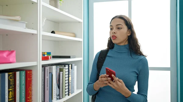 Ung Vacker Latinamerikansk Kvinna Student Använder Smartphone Universitetet Klassrum — Stockfoto
