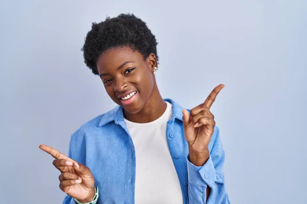Femme Afro Américaine Debout Sur Fond Bleu Souriant Confiant Pointant — Photo