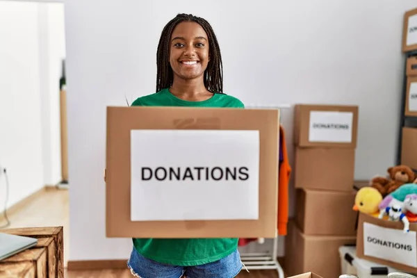 Молодая Африканская Американка Форме Добровольца Держит Пакет Пожертвований Благотворительном Центре — стоковое фото