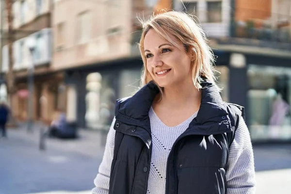 Young Blonde Woman Smiling Confident Looking Side Street — ストック写真