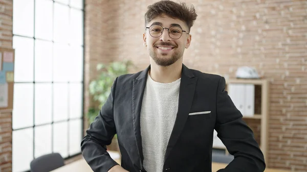 Junger Arabischer Geschäftsmann Lächelt Selbstbewusst Büro — Stockfoto