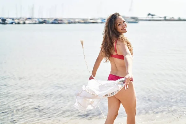 Genç Güzel Spanyol Kadın Turist Sahilde Kendine Güvenen Bikini Giyiyor — Stok fotoğraf