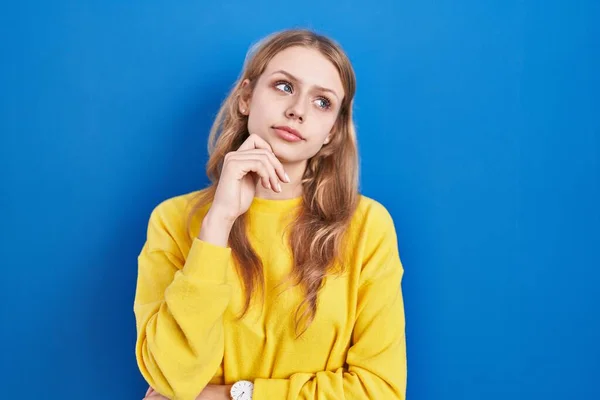Young Caucasian Woman Standing Blue Background Hand Chin Thinking Question — Foto de Stock