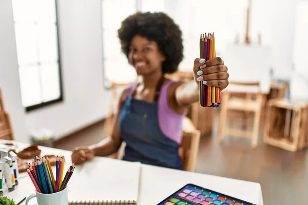 Junge Afroamerikanerin Lächelt Selbstbewusst Und Hält Buntstifte Kunstatelier — Stockfoto