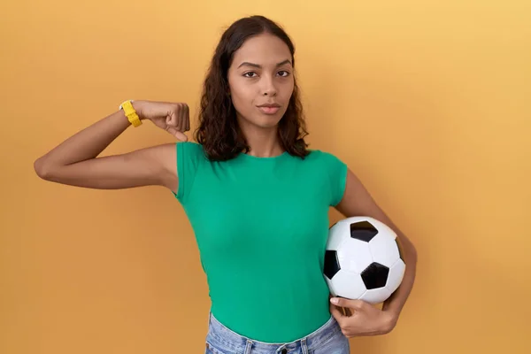Молодая Латиноамериканка Держит Мяч Сильный Человек Показывая Мышцы Рук Уверенный — стоковое фото