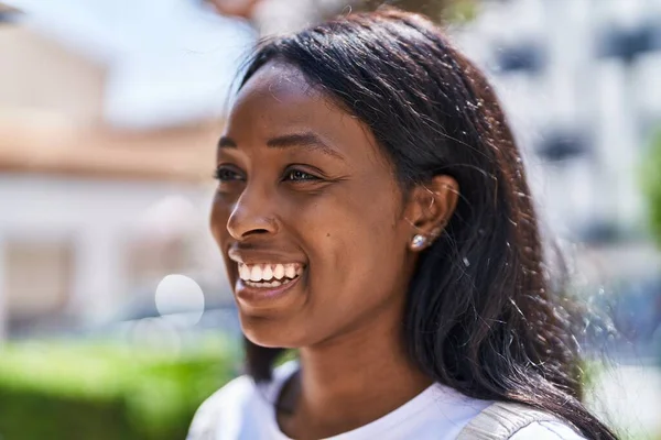 Genç Afro Amerikan Kadın Parkta Kendine Güvenerek Gülümsüyor — Stok fotoğraf