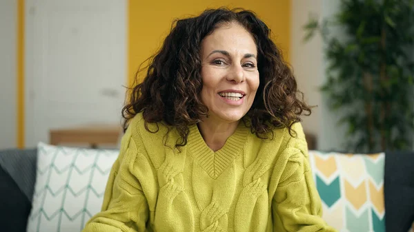 Mujer Hispana Mediana Edad Sonriendo Confiada Sentada Sofá Casa —  Fotos de Stock