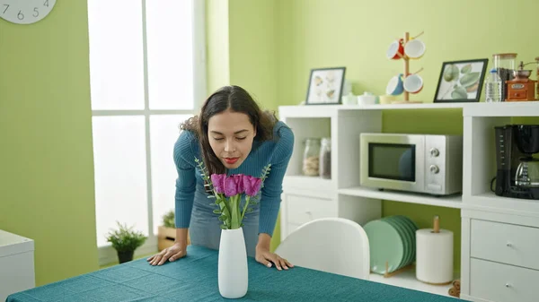 Jovem Bela Mulher Hispânica Cheirando Flores Vaso Casa — Fotografia de Stock