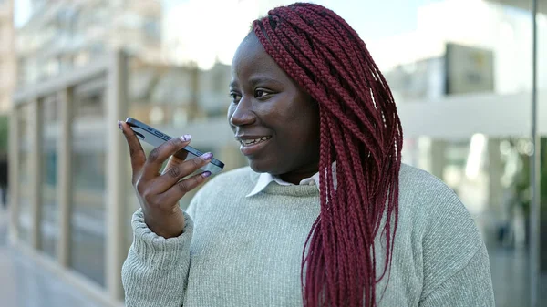 Африканская Женщина Плетеными Волосами Отправляет Голосовое Сообщение Смартфоном Улице — стоковое фото