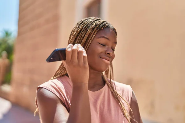 Αφρο Αμερικανική Γυναίκα Αρμέγοντας Αυτοπεποίθηση Ακούγοντας Ηχητικό Μήνυμα Από Smartphone — Φωτογραφία Αρχείου