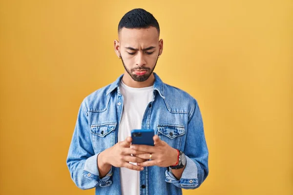 Ung Latinamerikan Man Med Smartphone Skriva Budskap Deprimerad Och Oroa — Stockfoto