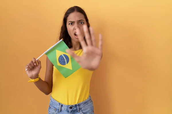 Giovane Donna Ispanica Che Tiene Bandiera Brasiliana Facendo Gesto Arresto — Foto Stock