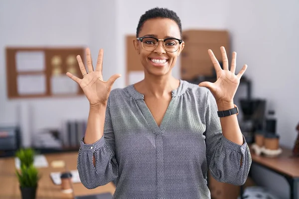 Afrikansk Amerikansk Kvinna Arbetar Kontoret Bär Glasögon Visar Och Pekar — Stockfoto