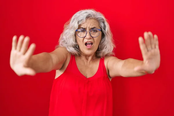 Mujer Mediana Edad Con Pelo Gris Pie Sobre Fondo Rojo — Foto de Stock