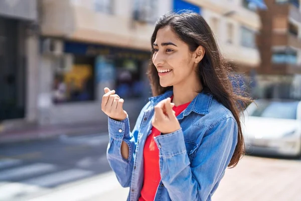 Νεαρό Ισπανόφωνο Κορίτσι Χαμογελά Αυτοπεποίθηση Κάνει Ξοδεύουν Χρήματα Χειρονομία Στο — Φωτογραφία Αρχείου