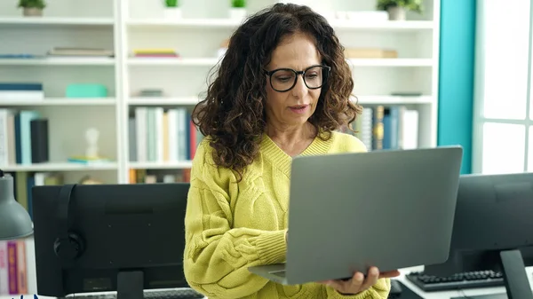 Middle Age Hispanic Woman Teacher Using Laptop Studying Library University — Stockfoto